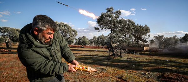 Дистанционный запуск ракеты из установленной на грузовике пусковой установки в сельской местности Идлиба - Sputnik Afrique