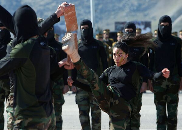 Performances à la cérémonie de fin d’étude des peshmergas dans un camp d’entraînement militaire dans le nord de l’Irak. - Sputnik Afrique