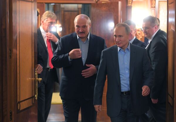 Vladimir Poutine s’entretient avec son homologue biélorusse Alexandre Loukachenko. - Sputnik Afrique