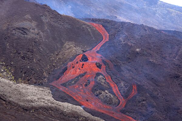 Éruption du volcan Piton de la Fournaise sur l’île de La Réunion. - Sputnik Afrique