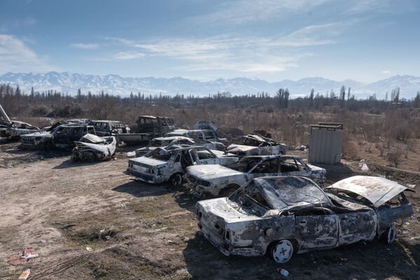 Des voitures brûlées pendant les manifestations de masse dans le district de Korday de la région de Djamboul, au Kazakhstan, et des sorties au-delà du village de Sortobe. - Sputnik Afrique