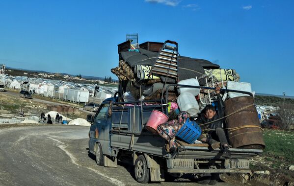 Les Syriens se dirigeant vers un camp de réfugiés à proximité de la frontière turque. - Sputnik Afrique
