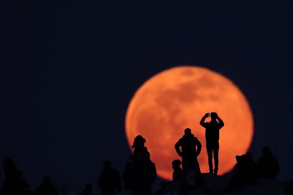 Des habitants d’Athènes admirent la pleine Lune du haut de la colline de l’Aréopage. - Sputnik Afrique