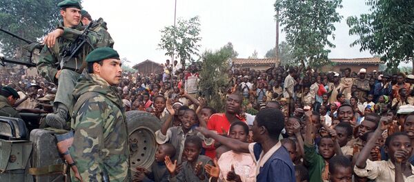 Des soldats français de l’opération Turquoise accueillis par des réfugiés hutus, le 3 juillet 1994, au Rwanda. - Sputnik Afrique