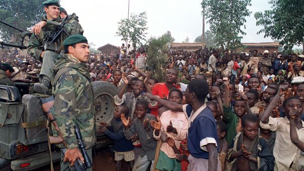 Des soldats français de l’opération Turquoise accueillis par des réfugiés hutus, le 3 juillet 1994, au Rwanda. - Sputnik Afrique