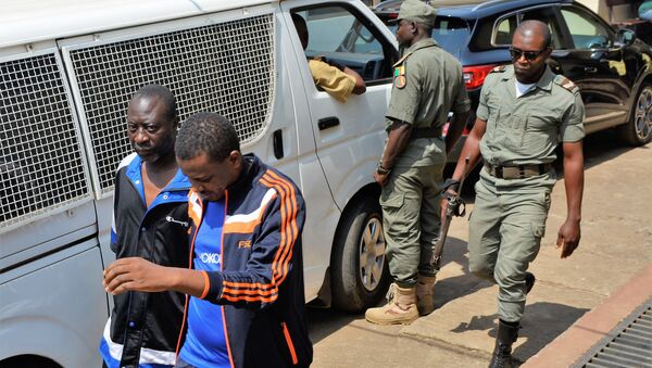 Des hommes arrêtés par la police au Cameroun. - Sputnik Afrique