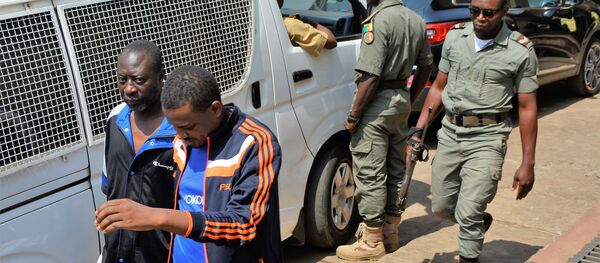 Des hommes arrêtés par la police au Cameroun. - Sputnik Afrique