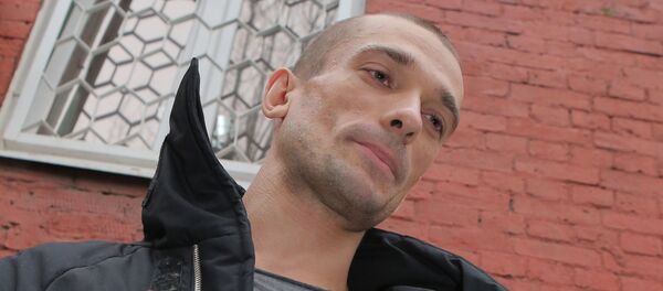 Художник П.Павленский освобожден полицией из автозака у здания Тверского суда - Sputnik Afrique