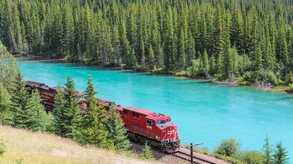Train de marchandises au bord de la rivière Bow en Alberta (Canada) - Sputnik Afrique