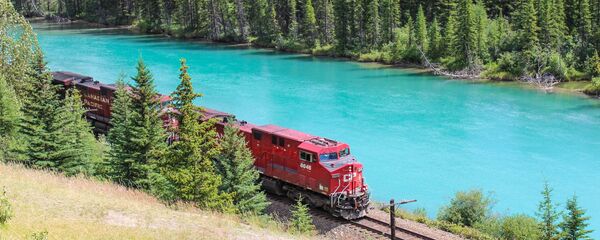 Train de marchandises au bord de la rivière Bow en Alberta (Canada) - Sputnik Afrique