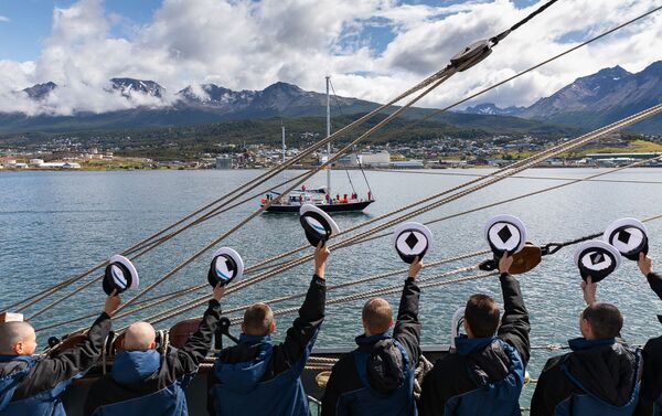 Les marins de Pallada saluent un yacht, lors d'une regate Les Voiles de la paix, en 2020 - Sputnik Afrique