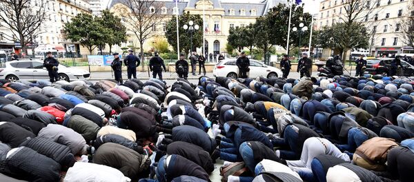 Prière collective à Clichy, près de Paris - Sputnik Afrique