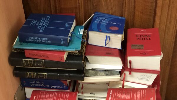 Les exemplaires des livres législatifs dans un couloir du Palais de justice - Sputnik Afrique
