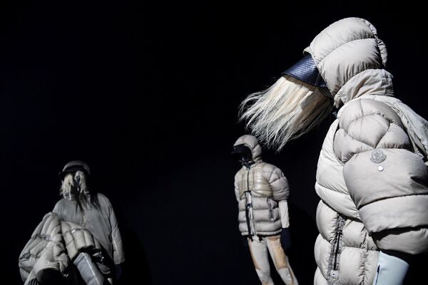 Tenues pour une sortie dans l’espace: la dernière collection Moncler présentée à la Semaine de la mode de Milan
 - Sputnik Afrique