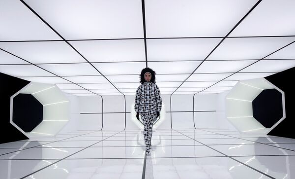 Tenues pour une sortie dans l’espace: la dernière collection Moncler présentée à la Semaine de la mode de Milan
 - Sputnik Afrique