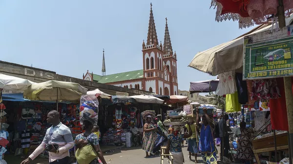 The Lomé Grand Marché with the Cathédrale du Sacré Coeur. Lomé, Togo - Sputnik Afrique
