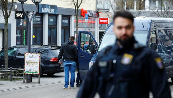 Polizist neben der Midnight Shisha Bar nach Schießerei in Hanau, Deutschland, der 20. Februar 2020 - Sputnik Afrique