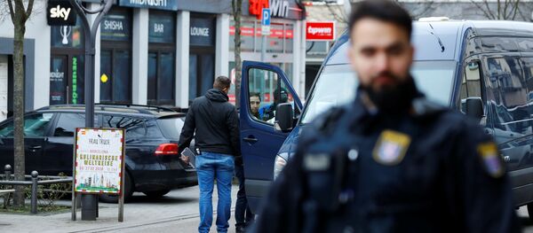 Polizist neben der Midnight Shisha Bar nach Schießerei in Hanau, Deutschland, der 20. Februar 2020 - Sputnik Afrique