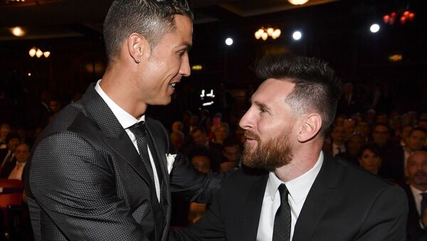 Nominees for the Best FIFA football player, Barcelona and Argentina forward Lionel Messi (R) and Real Madrid and Portugal forward Cristiano Ronaldo (L) chat before taking their seats for The Best FIFA Football Awards ceremony, on October 23, 2017 in London - Sputnik Afrique