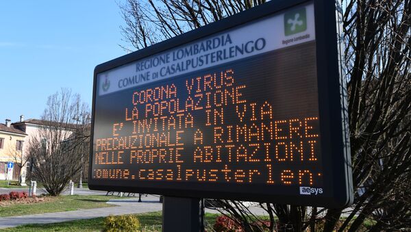 Un panneau d'information municipal dans le village de Casalpusterlengo, au sud-est de Milan - Sputnik Afrique