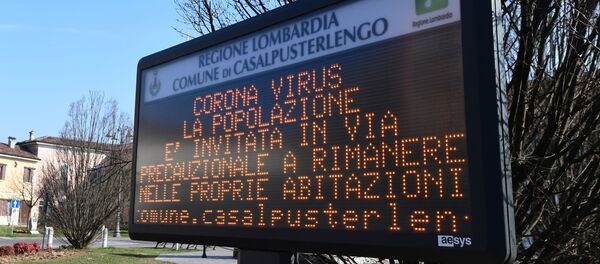 Un panneau d'information municipal dans le village de Casalpusterlengo, au sud-est de Milan - Sputnik Afrique