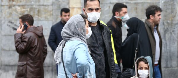 Une famille iranienne porte des masques de protection pour éviter de contracter un coronavirus. Grand Bazar de Téhéran, Iran, le 20 février 2020 - Sputnik Afrique