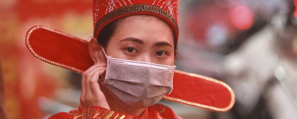 Une femme porte un masque protecteur (image d'illustration) - Sputnik Afrique