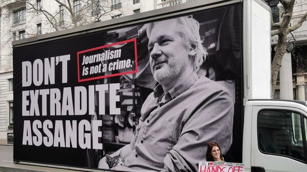 Protesters gather outside Australia House in London on Saturday for a rally in support of WikiLeaks founder Julian Assange ahead of extradition hearings. - Sputnik Afrique