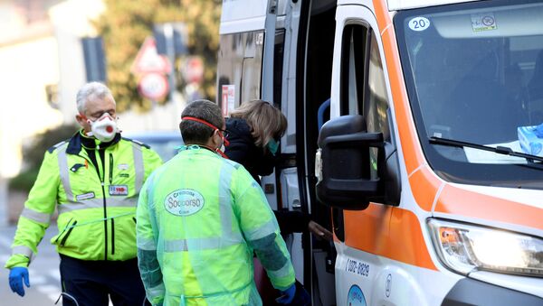 A woman is taken into an ambulance amid a coronavirus outbreak in northern Italy, in Casalpusterlengo, February 22, 2020 - Sputnik Afrique