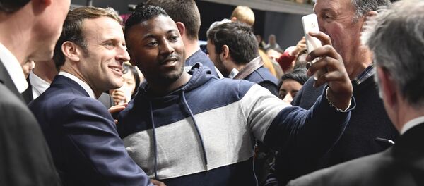 Emmanuel Macron prend la pose pour un selfie au Salon de l'Agriculture le 22 février 2020. - Sputnik Afrique