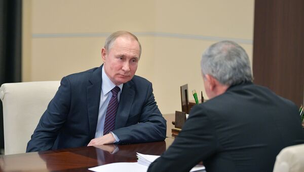 Президент РФ В. Путин встретился с главой Республики Северная Осетия-Алания В. Битаровым - Sputnik Afrique