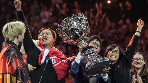  L’équipe chinoise FPX a remporté le trophée de la League of Legends le 1à novembre 2019, à l’AccorHotels Arena. - Sputnik Afrique