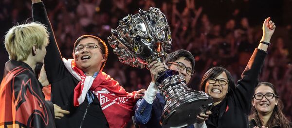  L’équipe chinoise FPX a remporté le trophée de la League of Legends le 1à novembre 2019, à l’AccorHotels Arena. - Sputnik Afrique