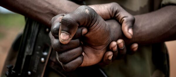 Un soldat des Forces armées centrafricaines avec un AK-47 Un soldat des Forces armées centrafricaines avec un AK-47 - Sputnik Afrique