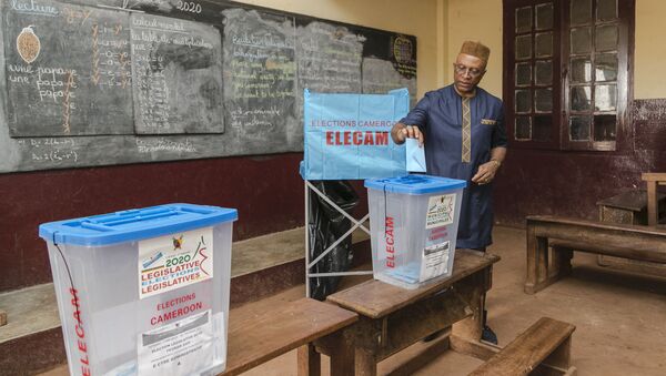 Le gouverneur de la région Centre Paul Naseri Bea en train de voter à Yaoundé, le 9 février 2020. - Sputnik Afrique