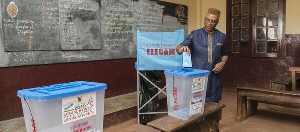 Le gouverneur de la région Centre Paul Naseri Bea en train de voter à Yaoundé, le 9 février 2020. - Sputnik Afrique