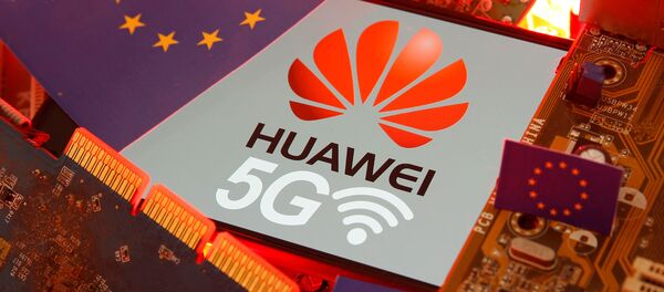 The EU flag and a smartphone with the Huawei and 5G network logo - Sputnik Afrique