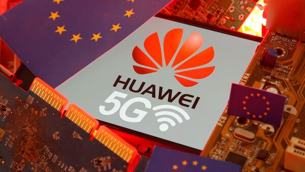 The EU flag and a smartphone with the Huawei and 5G network logo - Sputnik Afrique