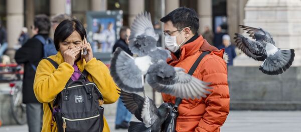 Туристы в защитных масках на одной из улиц Милана - Sputnik Afrique