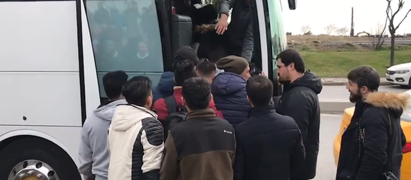 Des réfugiés montent à bord de bus à Istanbul pour se diriger vers la frontière avec l'UE - Sputnik Afrique