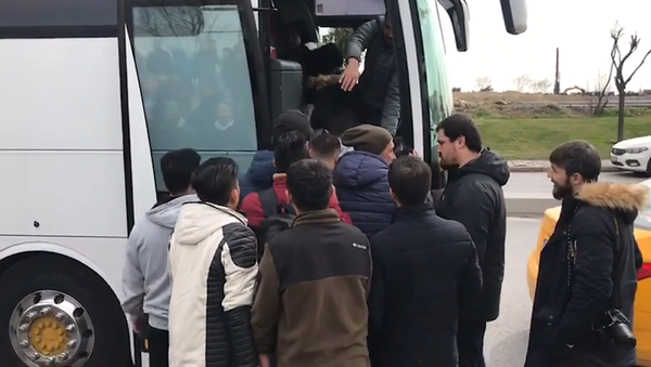 Des réfugiés montent à bord de bus à Istanbul pour se diriger vers la frontière avec l'UE - Sputnik Afrique