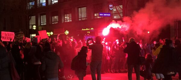 Des manifestants avec des fumigènes protestent contre les nominations du J'accuse de Roman Polanski. - Sputnik Afrique