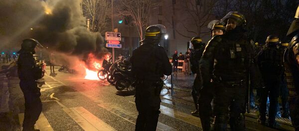 Tensions et gros incendie aux abords de la gare de Lyon à Paris - Sputnik Afrique