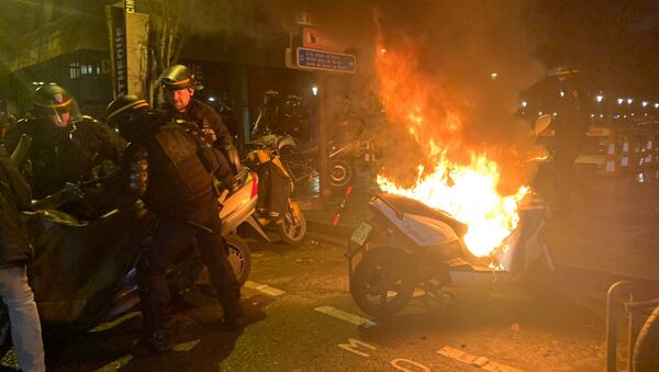 Tensions et gros incendie aux abords de la gare de Lyon à Paris - Sputnik Afrique