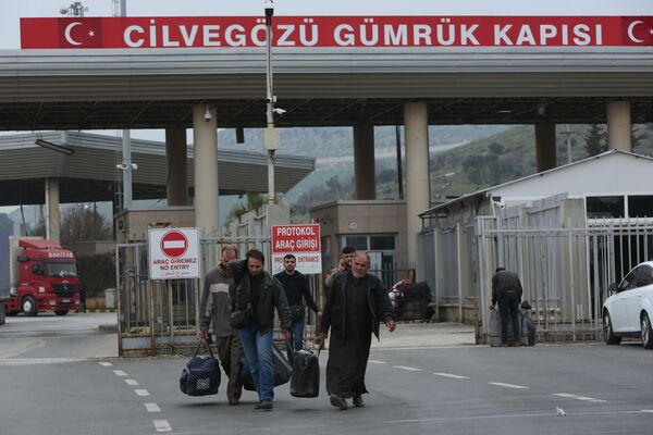 Des migrants expliquent pourquoi ils cherchent à entrer en Europe depuis la Turquie - exclusif Des migrants expliquent pourquoi ils cherchent à entrer en Europe depuis la Turquie - exclusif - Sputnik Afrique