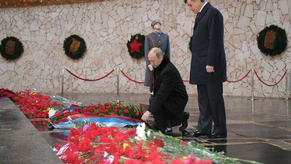 Vladimir Poutine dépose des fleurs à un monument à Volgograd - Sputnik Afrique