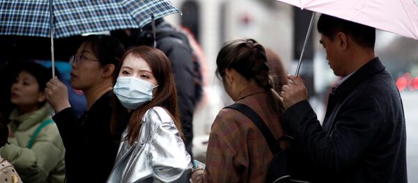 Turistas llevan mascarillas en París, Francia - Sputnik Afrique