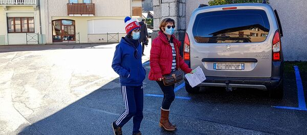 Des personnes portant des masques en France - Sputnik Afrique