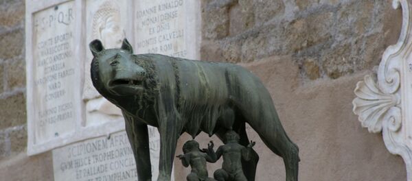 Sculpture de la louve du Capitole nourrissant deux bébés - Romulus et Remus, les fondateurs de Rome. - Sputnik Afrique