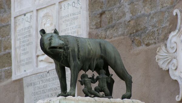 Sculpture de la louve du Capitole nourrissant deux bébés - Romulus et Remus, les fondateurs de Rome. - Sputnik Afrique